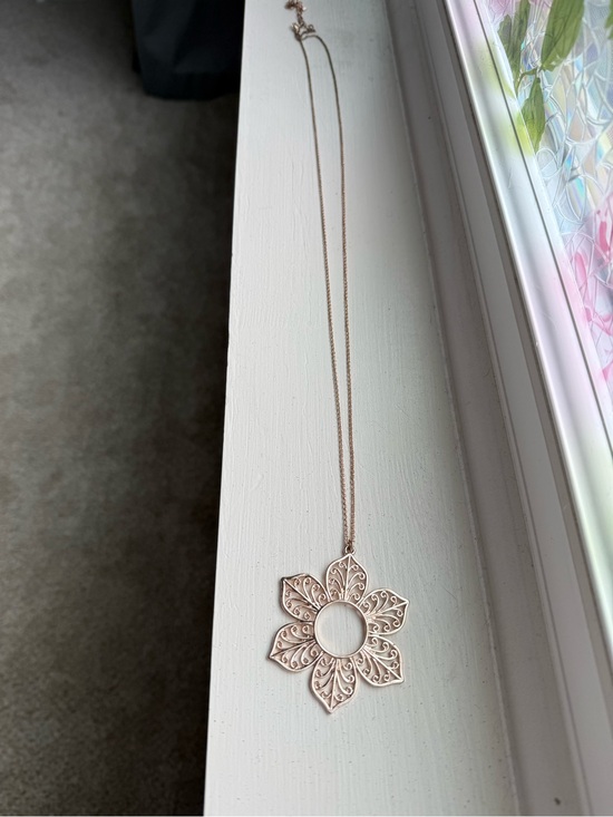 Jewelry - Delicate Flower Filigree Pendant Necklace - Rose Gold